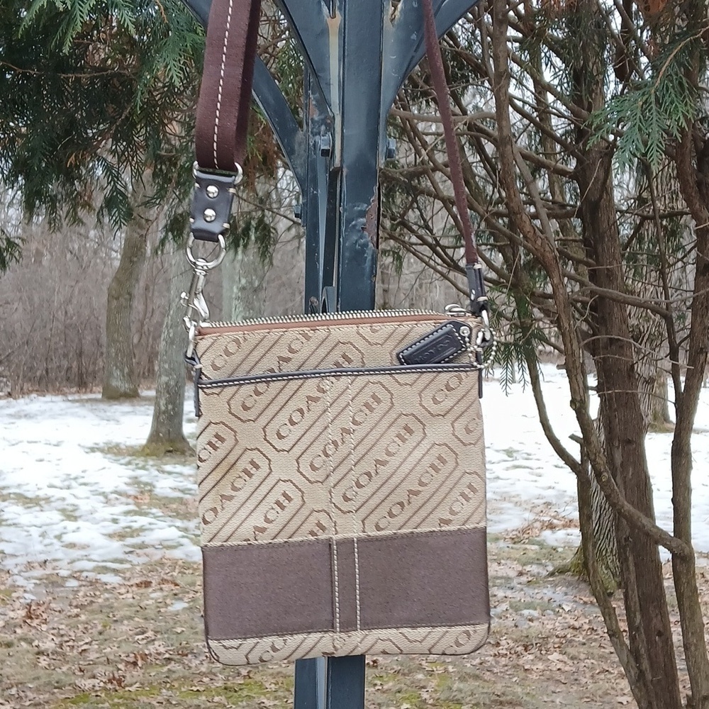 Coach Signature Stripe crossbody swingpack bag. - Picture 12 of 12